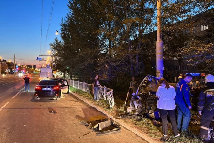 В Екатеринбурге водитель влетел в фонарный столб и погиб