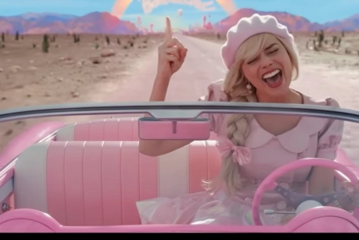 Свердловчанка устроила полуголый перфоманс в стиле Барби напротив храма в Екатеринбурге