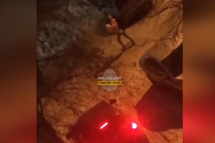 В Свердловской области женщина с ребенком на руках бросилась на колени перед водителем авто