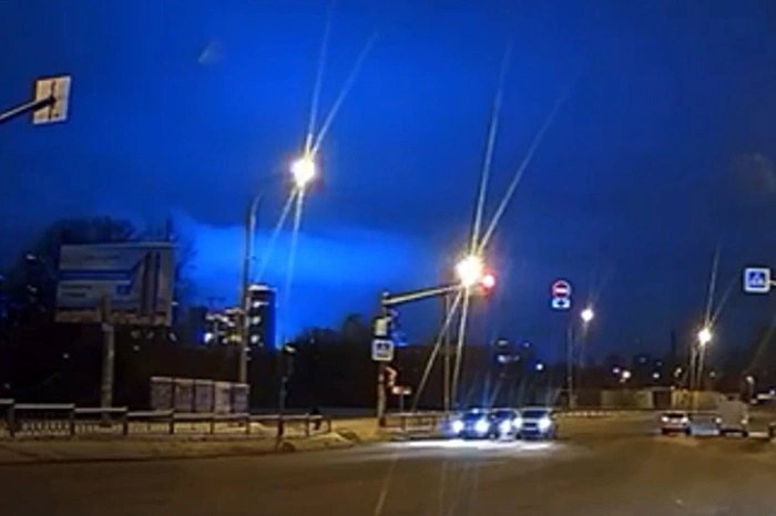 В небе над Екатеринбургом заметили ярко-синюю вспышку