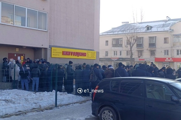 В Пионерском сотни мигрантов столпились у отделения полиции