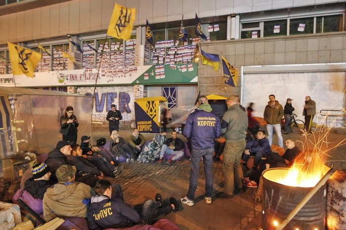 СМИ узнали о роли радикалов в удешевлении Сбербанка на Украине