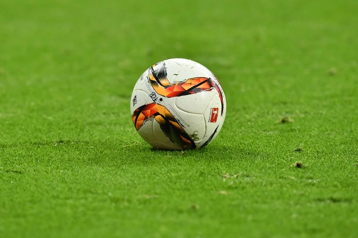 Футбол: судья удалил трех игроков «Урала» в матче с «Зенитом»