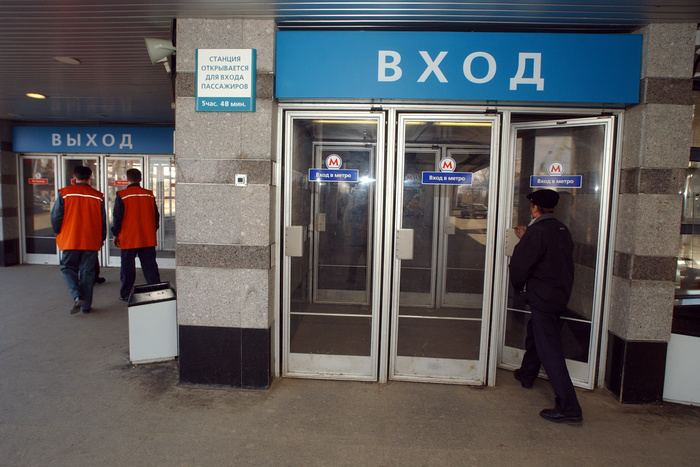 В московском метро с дверей убрали надписи «вход» и «выход»