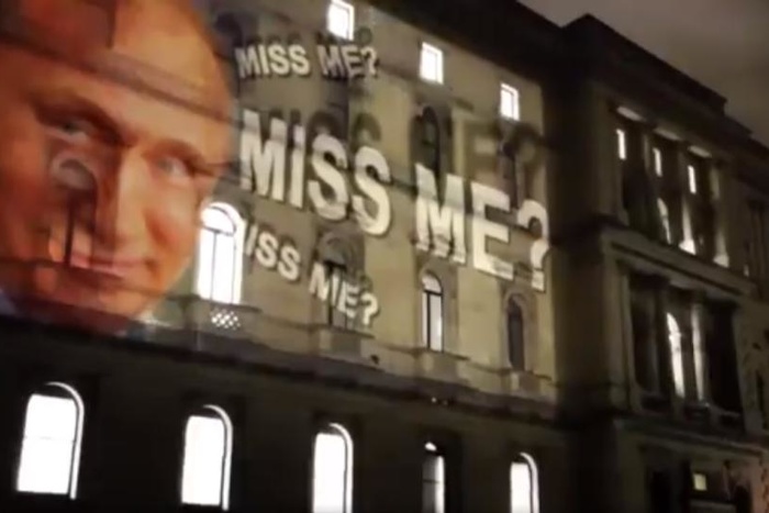 «Скучали?»: на здании появился портрет Путина