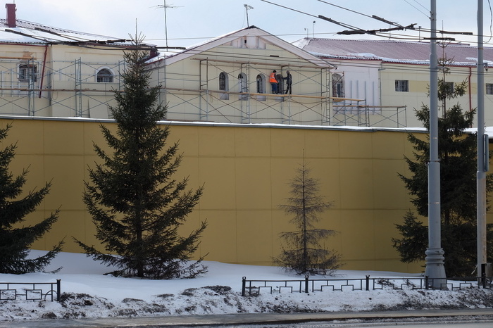 К ЧМ-2018 фасад старинного здания СИЗО в Екатеринбурге «обшили» панелями