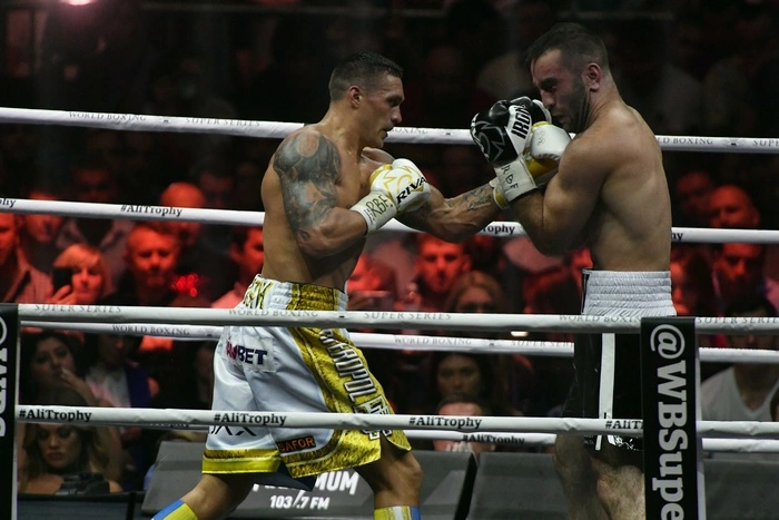 Боксер Усик призвал политиков Украины вернуть мир в страну