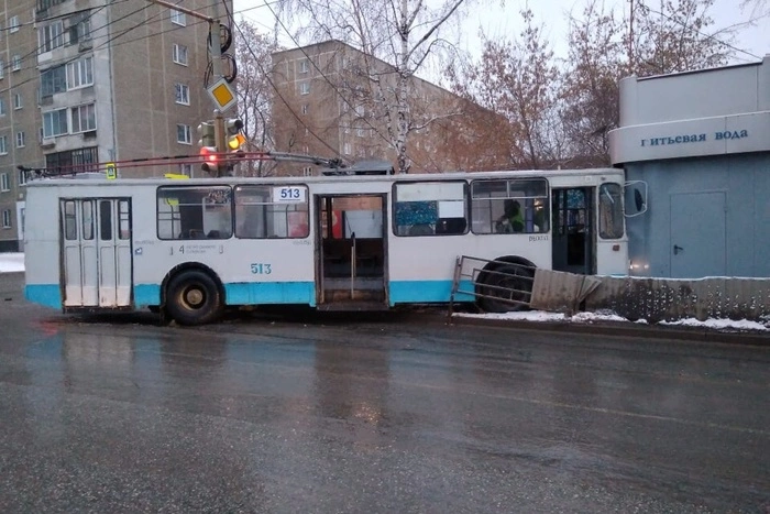 Девушка, пострадавшая в ДТП с троллейбусом, находится в больнице
