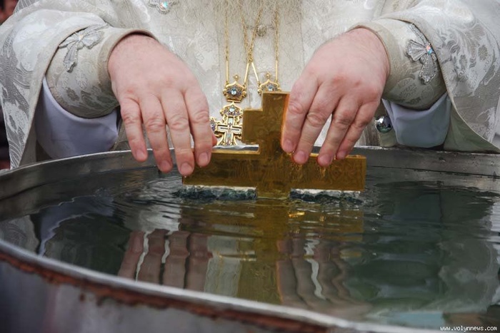 Уральский митрополит заявил, что святая вода лечит от инфекций