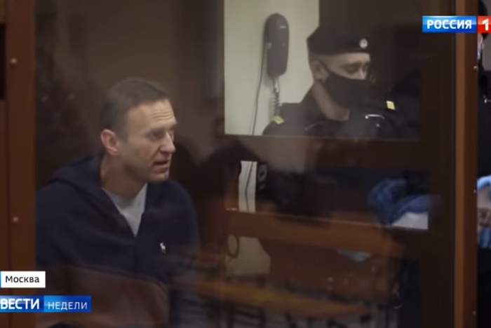 Навальный рассказал прокурору анекдот про презерватив