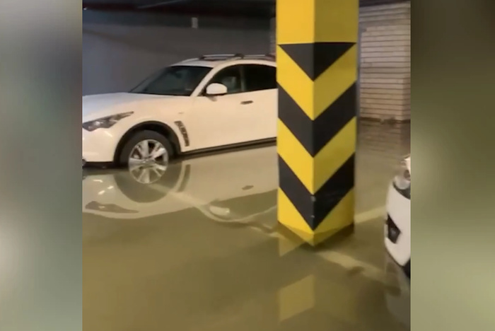 В Екатеринбурге канализацией затопило паркинг с дорогущими авто