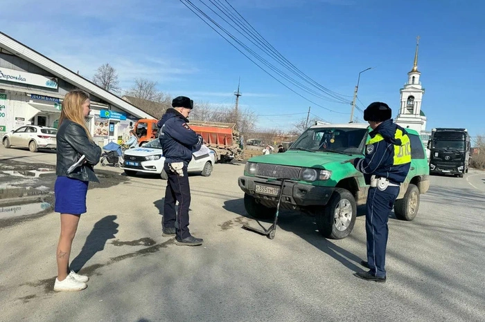 Ребенок на детском самокате попал под машину в спутнике Екатеринбурга