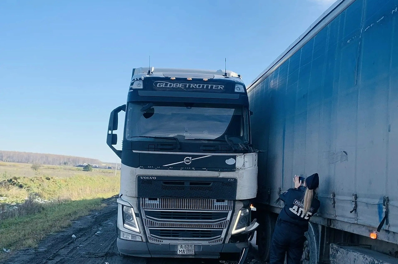 Фура MAN насмерть сбила на свердловской трассе чинившего другой длинномер дальнобойщика