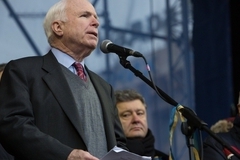 Маккейн потребовал от России не вмешиваться в дела Украины