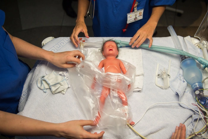 Из квартиры, где нашли мертвого младенца, полицейские увезли троих детей