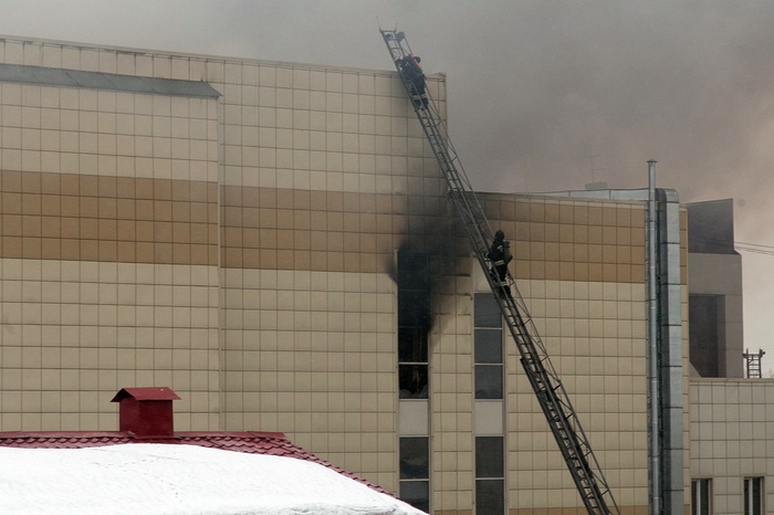 Кемеровские пожарные рассказали, как гибли люди в «Зимней вишне»