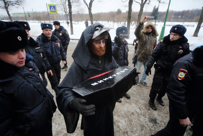 В Татарстане арестован активист, установивший президентское «надгробие»