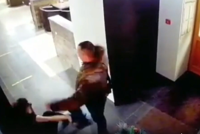 Мужчина избил официантку, отказавшуюся продавать алкоголь после 23 часов — видео