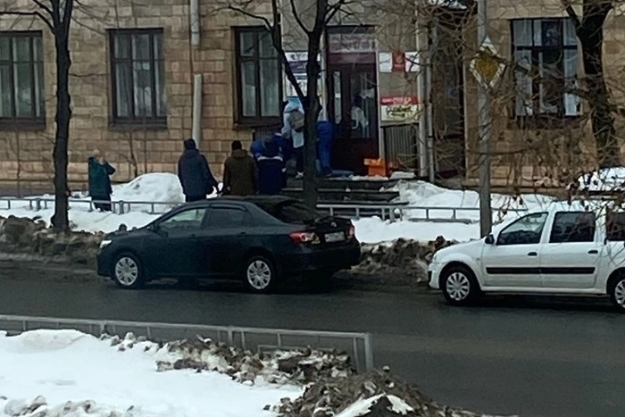 Рухнувшая с крыши глыба льда убила мужчину