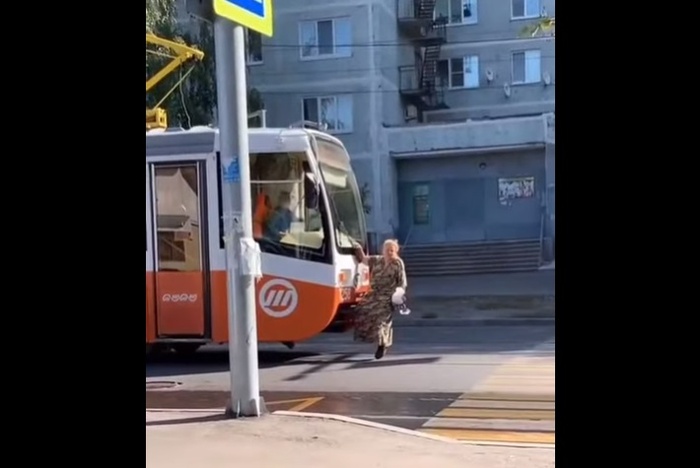 Бабушка-зацепер остановила движение трамваев в Ульяновске