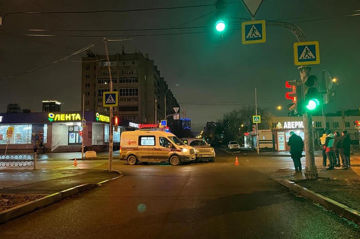 Пациент погиб: в Екатеринбурге внедорожник влетел в машину скорой