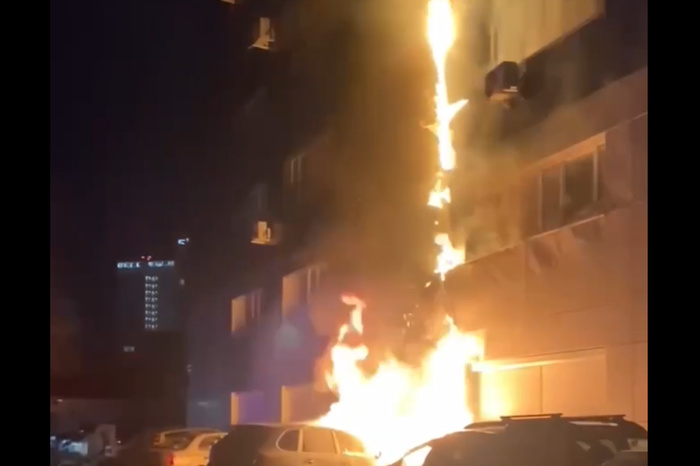 Из-за загоревшейся машины в Екатеринбурге вспыхнул бизнес-центр