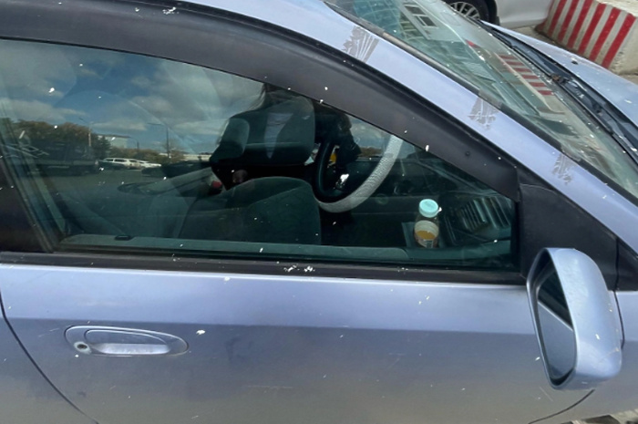 В Екатеринбурге на припаркованные машины возле стройплощадки упала монтажная пена