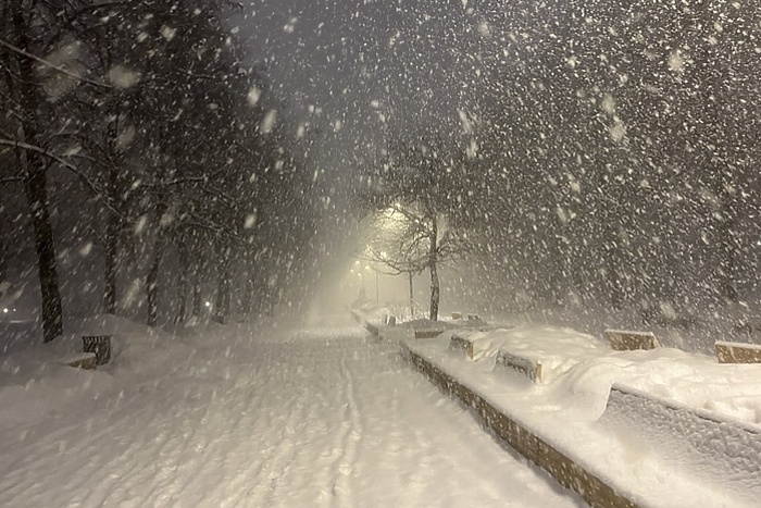 Екатеринбург встал с утра в огромные пробки из-за сильного снегопада