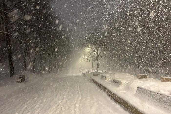 Екатеринбург встал с утра в огромные пробки из-за сильного снегопада