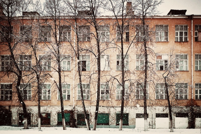 В Городке Чекистов вандалы исписали уникальный подъезд-музей