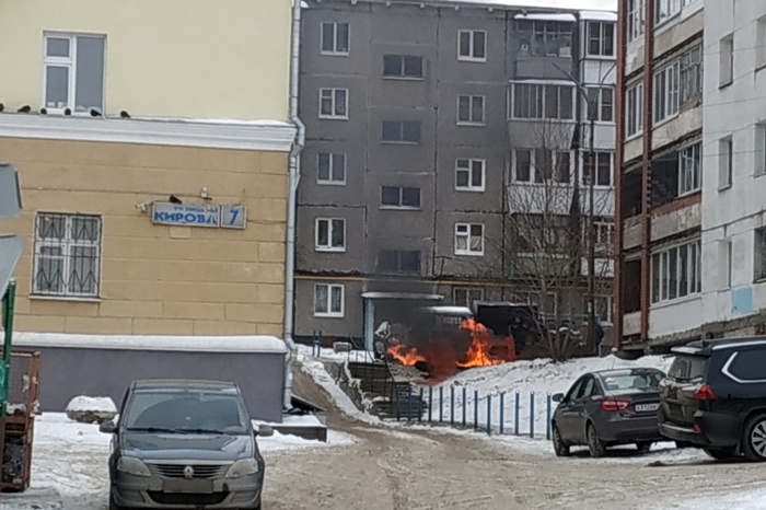 В Екатеринбурге во дворе жилого дома произошел пожар