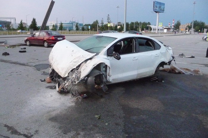 Таксист, разбившийся вчера в «Кольцово», занимался своей деятельностью незаконно