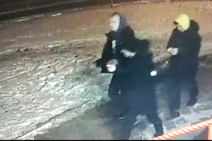 В Свердловской области трое парней силой сняли с прохожих куртки с деньгами и телефонами