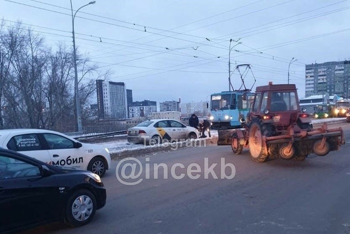 Хотел срезать: в Екатеринбурге таксист застрял на трамвайных рельсах, перекрыв движение