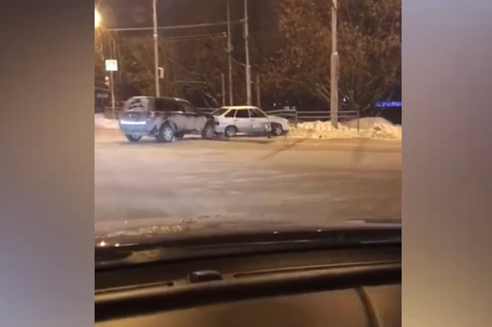 В Екатеринбурге Land Rover впечатал Lada в забор