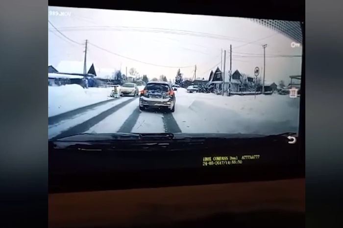 Под Екатеринбургом водитель прицепил к своей машине ребенка