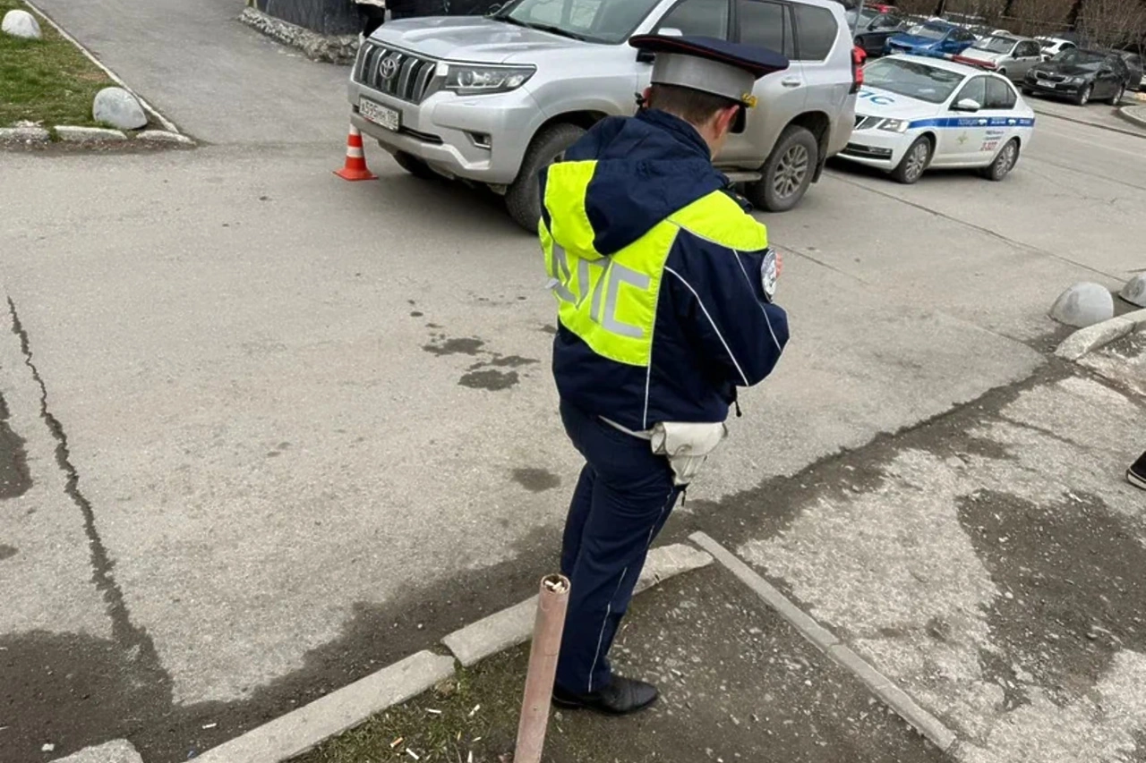 Водитель «Ленд Крузер» при заезде во двор в Екатеринбурге сбил ребенка на велосипеде (ФОТО)