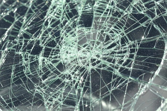 Сотруднику «Лиги ЖКХ» неизвестные молотком разбили машину