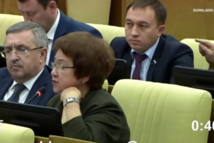 Депутат Госдумы засунул коллеге палец в ухо прямо на заседании