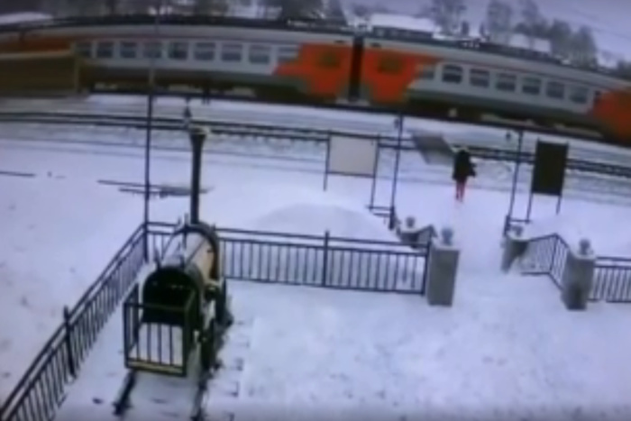 Трагическая гибель молодой девушки под колёсами поезда возле Первоуральска попала на видео