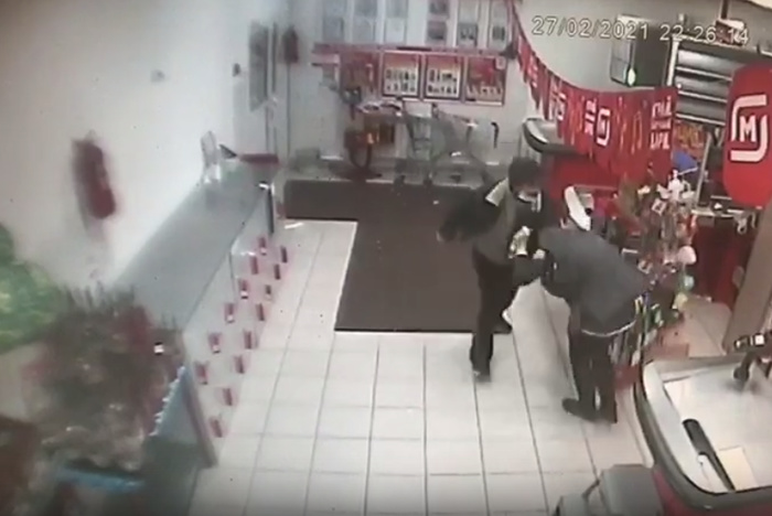 Свердловчанин избил продавщицу «Магнита» за то, что его посчитали вором — видео