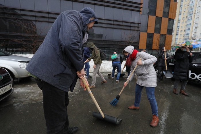 Журналисты Екатеринбурга поддержали коллегу и вышли чистить парковку у здания суда