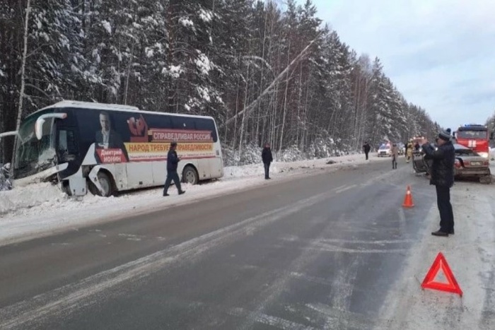 Есть погибший: на Режевском тракте иномарка врезалась в пассажирский автобус