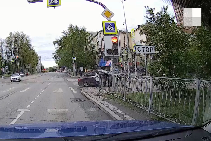 На Восточной девушка едва увернулась от летящего на неё автомобиля