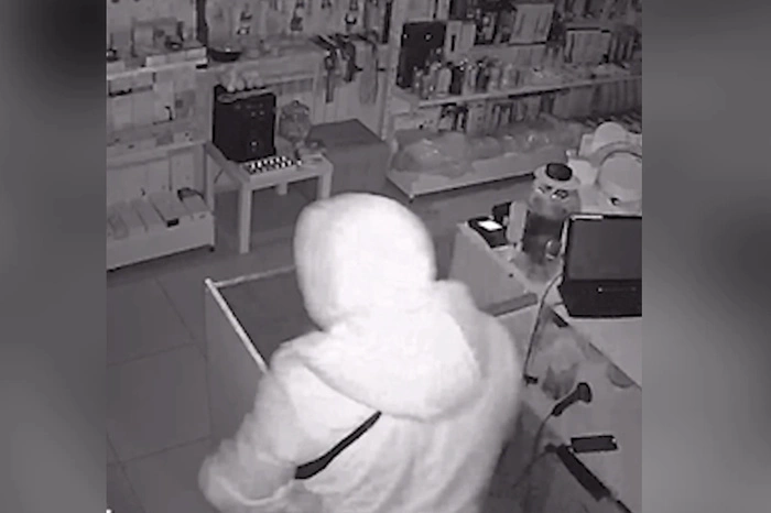 «Взял не самую ходовую игрушку»: в Екатеринбурге неизвестный ограбил магазин для взрослых