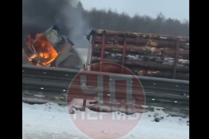 На трассе Пермь-Екатеринбург загорелся грузовик