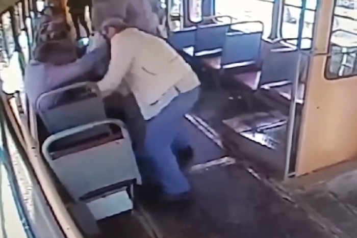 Появилось видео жестокой драки в трамвае Екатеринбурга