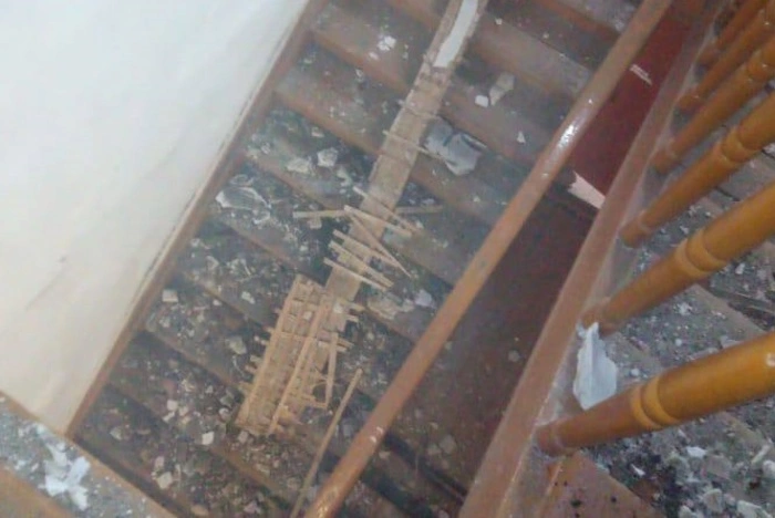 Потолочное перекрытие обрушилось на голову жителя в подъезде дома в Сосьве