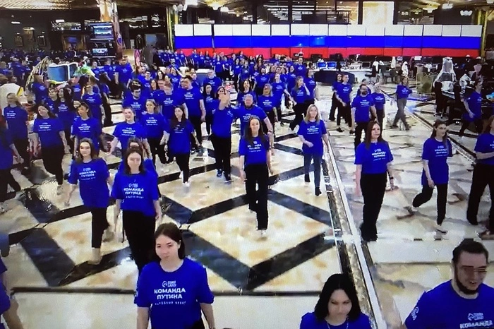 Армия «Сима-ленда» устроила флешмоб в ожидании приезда Владимира Путина