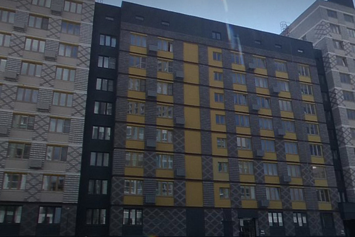 Ребенок справил нужду из окна высотки в Екатеринбурге